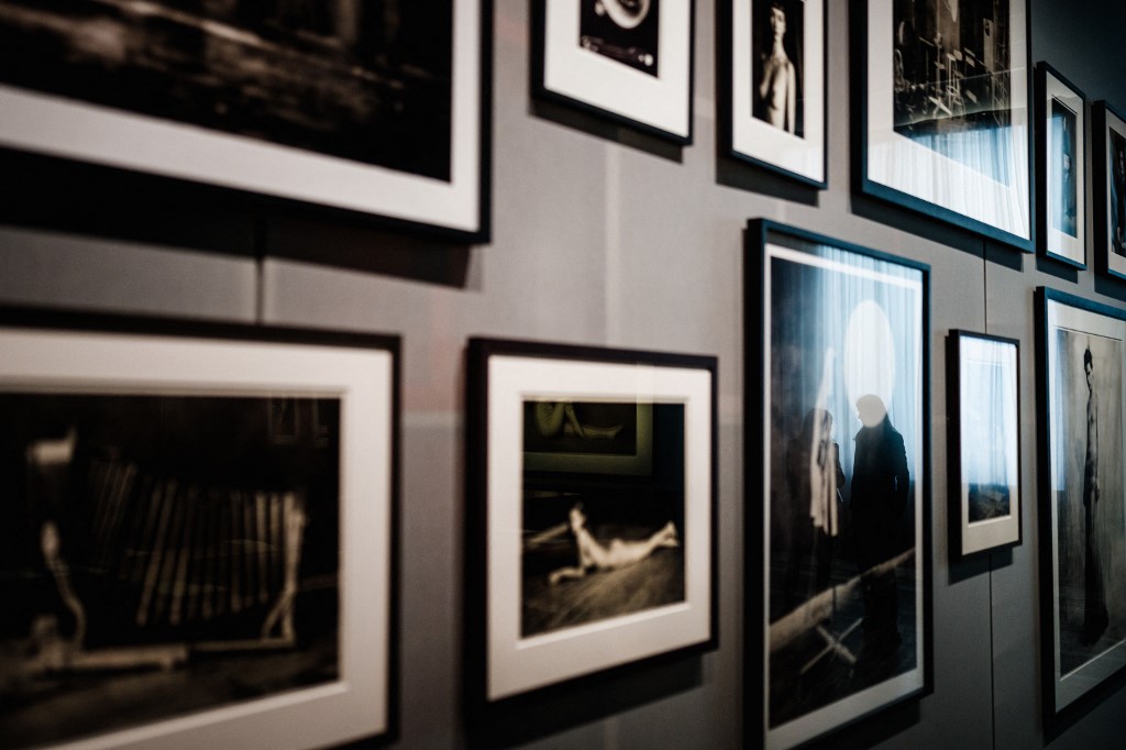 معرض في باريس لأعمال مصور الموضة الإيطالي باولو روفرسي